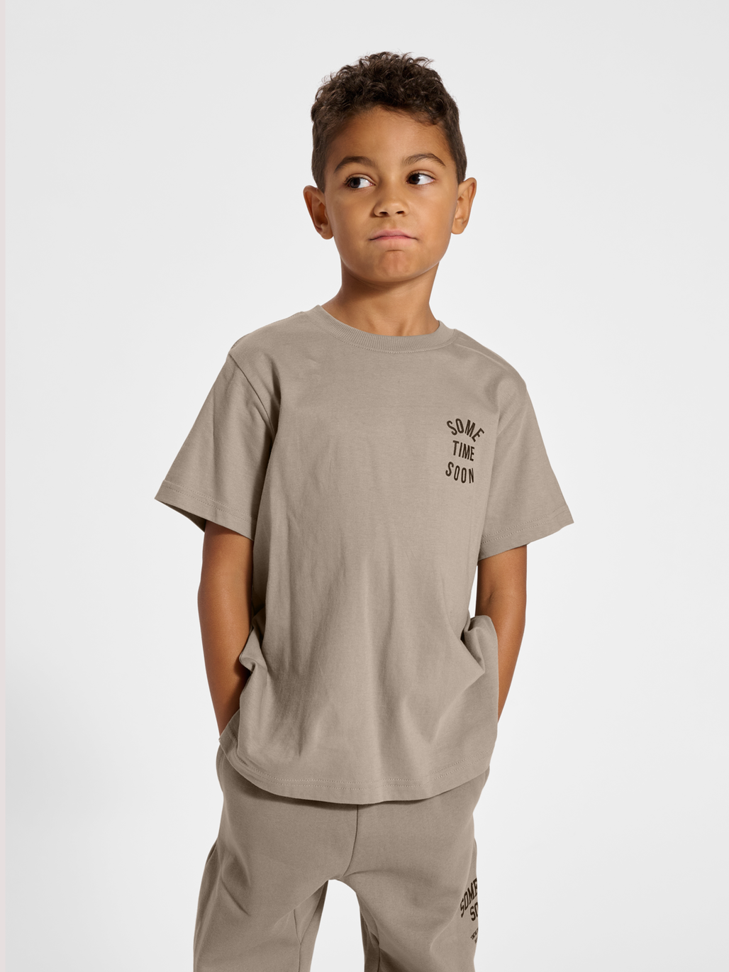stsREVOLUTION T-SHIRT S/S, ROASTED CASHEW, model