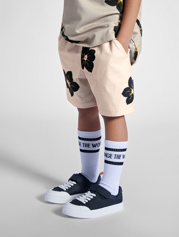 stmJAREL SHORTS, OATMEAL, model