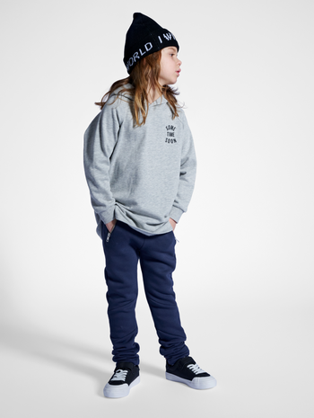 stsANTON PANTS, NAVY PEONY, model