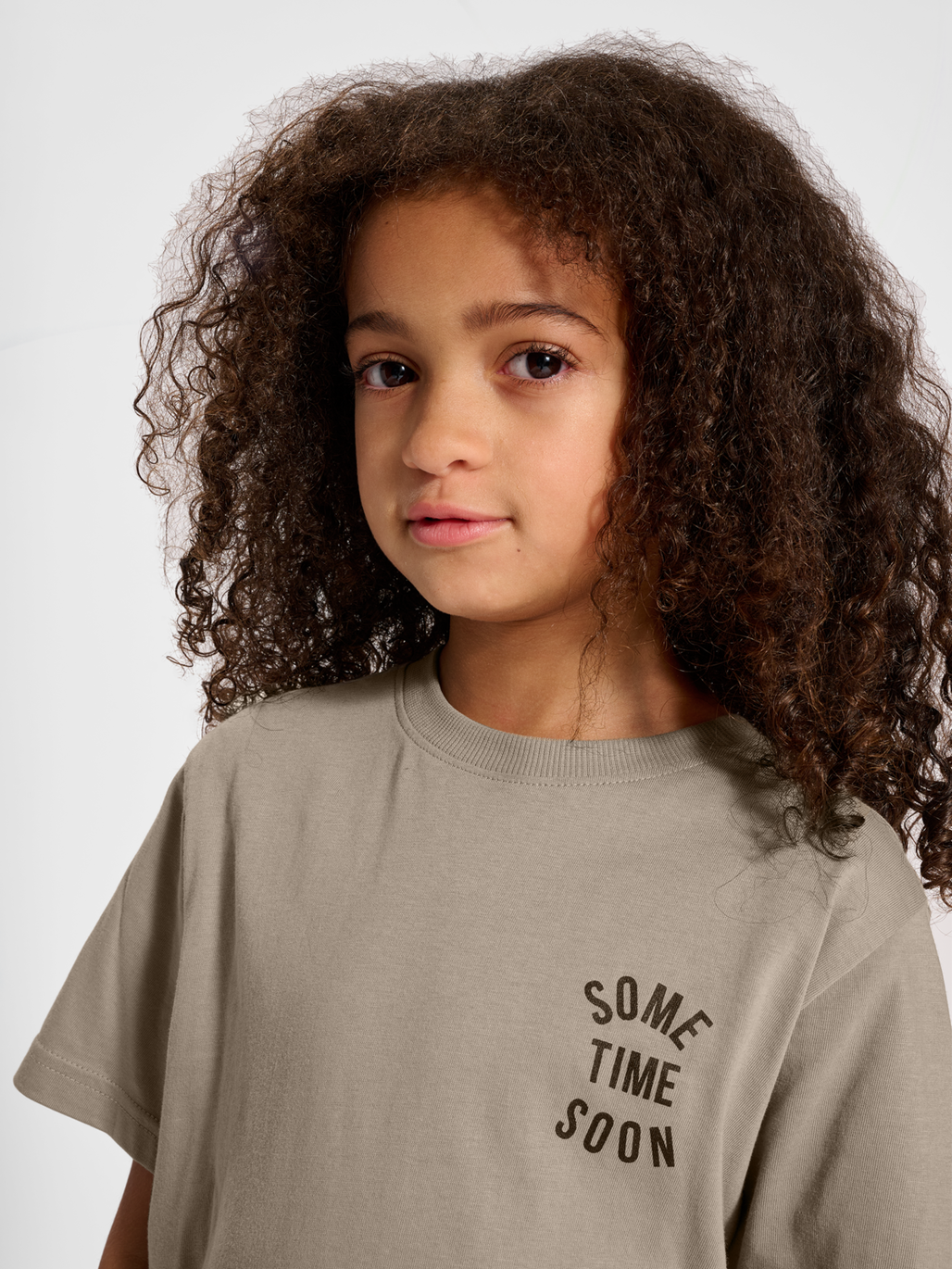 stsREVOLUTION T-SHIRT S/S, ROASTED CASHEW, model