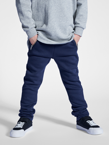 stsANTON PANTS, NAVY PEONY, model